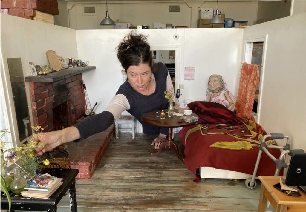 Anna Fitch en Yo (Love is a Rebellious Bird) (2026), de Anna Fitch y Banker White.